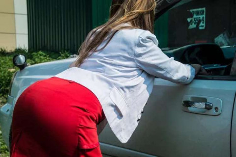 Симпатичные аферистки  «разводят» автолюбителей