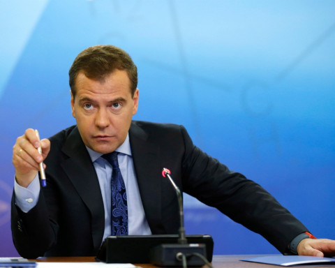 Медведев накинул петлю на курильщиков