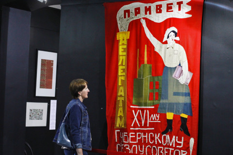Агитпром, цари и СССР - в музее Арсеньева показывают историю России в тканях