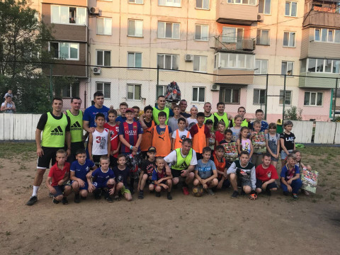 Чемпионы сыграли в футбол с жителями Приморья