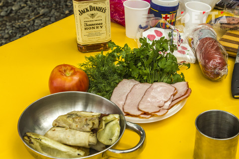 Идею запретить продажу чипсов и газировки объяснил Минздрав