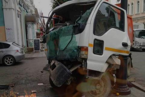 Фото: спецтехника уничтожила магазинчик в центре столицы