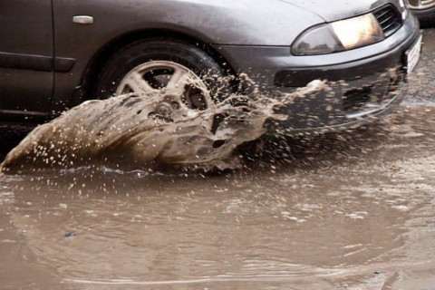 Как правильно проезжать лужи, чтобы  не убить машину