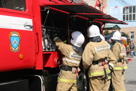 На химическом заводе начался пожар
