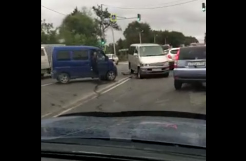 Видео: федеральная трасса парализована из-за двойного ДТП