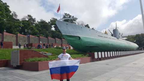 Лентами в виде триколора поздравили жителей Приморья