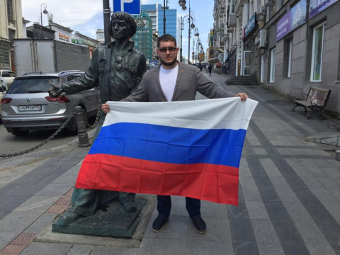 Триколор-флешмоб состоялся во Владивостоке
