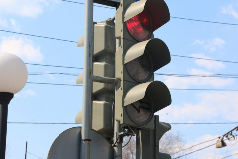Проезд на «красный» разрешен некоторым водителям