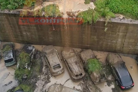 Видео: Грязи и глина сползла на машины по подпорной стене