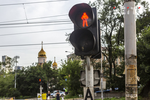 Водители получают штрафы за остановку на красный свет