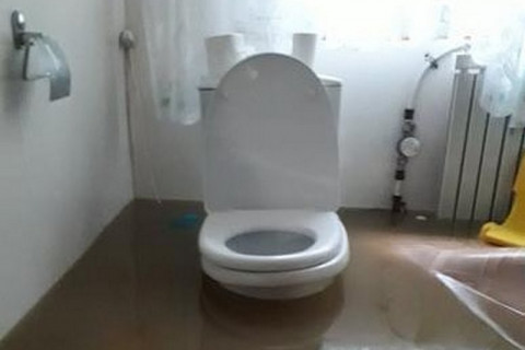 Голодные дети Владивостока пережидают потоп на вторых этажах