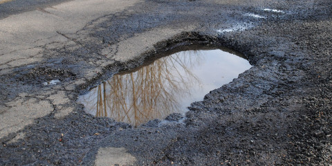 Довели: глубокие ямы заделывают бордюрами во Владивостоке
