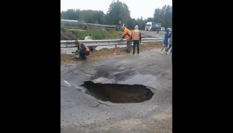 «Прямиком в ад»: дороги засасывает в воронки