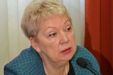 Васильева выступила против телефонов в школах