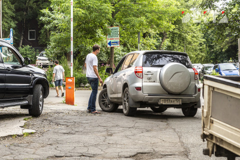 Горожане проваливаются в ямы по плечи