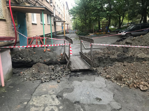 «Раскопали и бросили»: окопы и траншеи во дворах возмущают жителей столицы