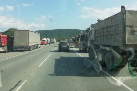 Дорога жизни под угрозой: дальнобойщики оккупировали запретный мост в Приморье