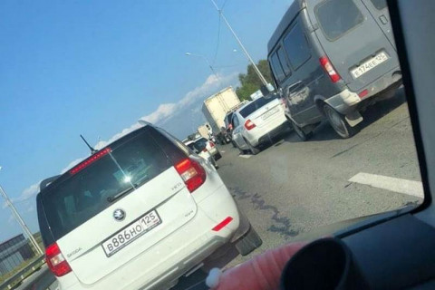 Из Владивостока не улететь: трассу сковали километровые пробки