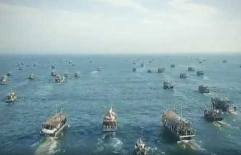 Эпичное видео: тысячи северокорейских шхун уходят из российской бухты