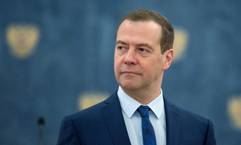 Журналисты узнали, что Медведев гонит самогон