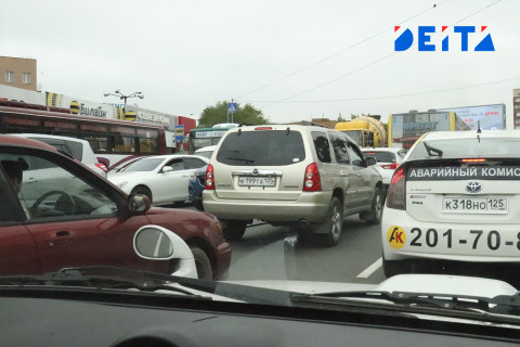 Главную столичную трассу сковала пробка