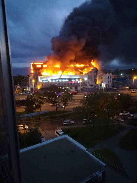Ситуацию на пожаре торгового центра во Владивостоке уточнили в МЧС