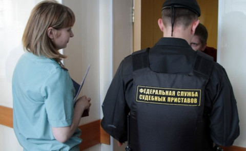 Приставы смогут вламываться в квартиры граждан