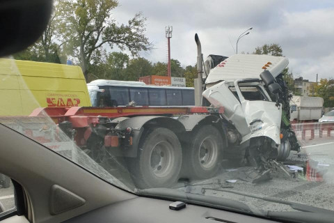 Видео: жесткая авария блокировала въезд в столицу