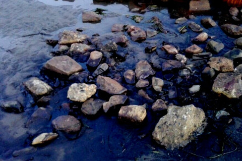 Разлив нефтепродуктов ликвидируют в Комсомольске-на-Амуре