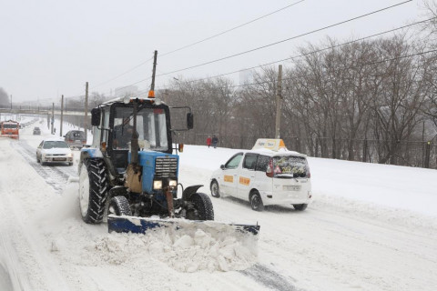 Первый снегопад спровоцировал сотни аварий в городе