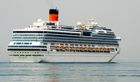 Лайнер «Costa Serena» задерживается из-за тайфуна