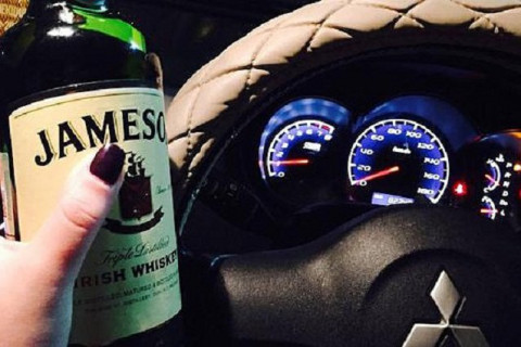 Лишить прав могут за выпивку в стоящем авто