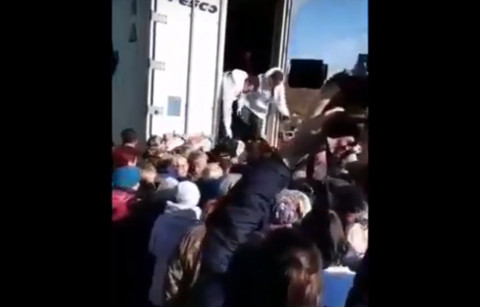 «Это издевательство» — акция по раздаче рыбы превратилась в унижение