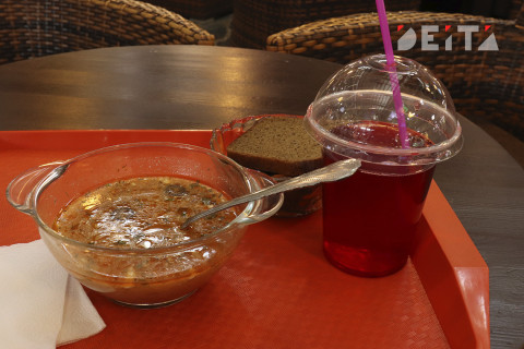 Пенсионеров начали кормить бесплатно в столовых