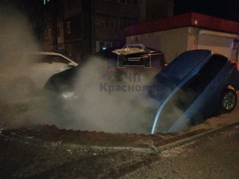 Видео: несколько авто провалились под землю