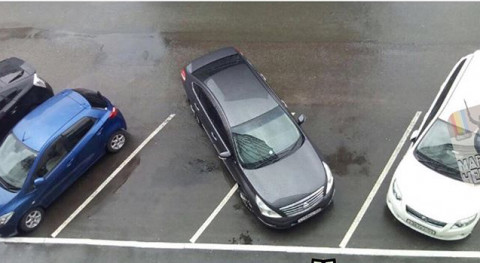 Водители пожаловались на штрафы за стоянку на официальной парковке