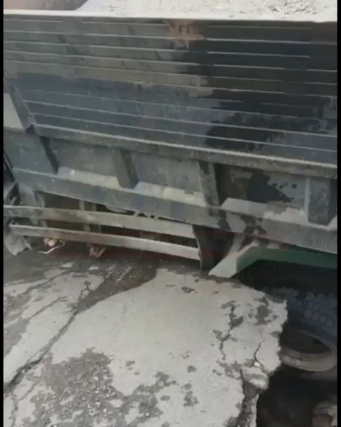 Груженый самосвал провалился под землю в центре столицы - видео