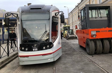 Рабочие закатали рельсы в асфальт: пробить путь пытались трамваем за 30 млн рублей