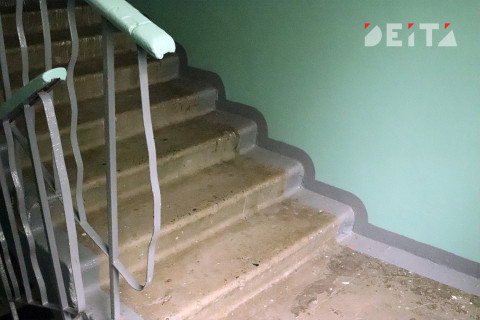 Маньяк изнасиловал чиновницу в подъезде