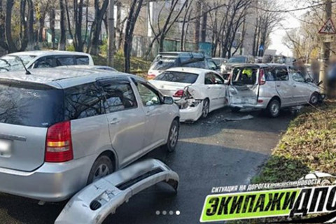 Массовая авария  во дворе жилого дома - фото