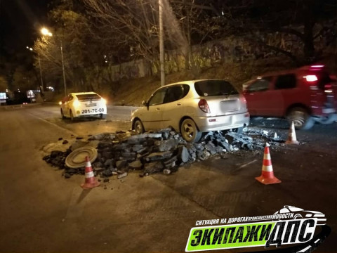 "Удар на себя" — дорожные работы оставили мужчину без авто