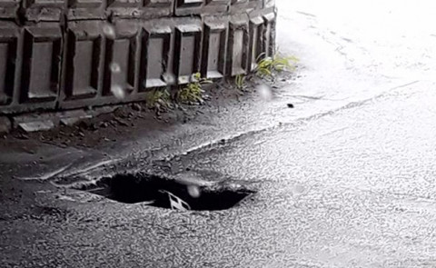 Попал в яму: автоюрист рассказал, как получить деньги