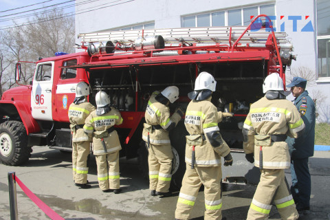 Жители столицы увидели черный дым над городом