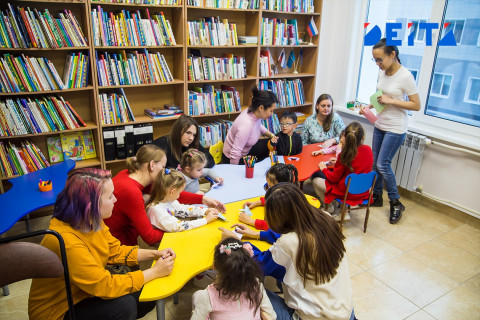 Тактильные книги для слепых представлены в библиотеке Сахалина