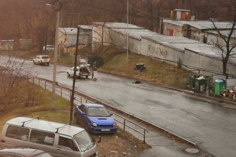 Дожились: дед на личном авто ремонтирует дорогу в столице