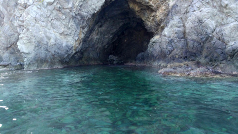 Мужчину с обмороженными ногами нашли в Японском море