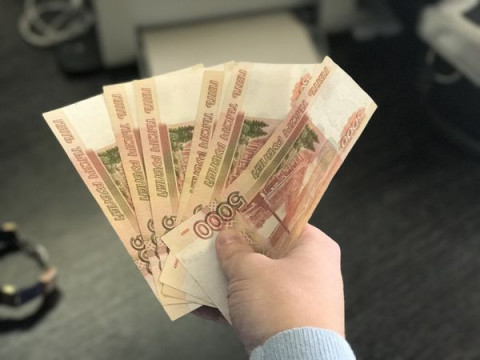 Зарплаты в Приморье постепенно «обеляются»