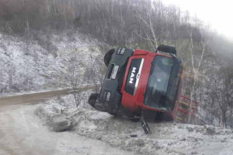 Жесткое ДТП: лесовоз завис на краю обрыва