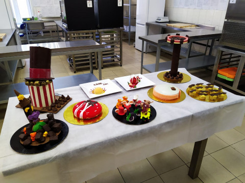 Студенты приморского колледжа научились изготавливать конфеты ручной работы