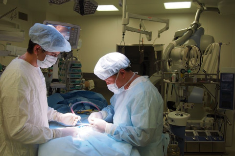 Медики рассказали о состоянии ранены в колледже